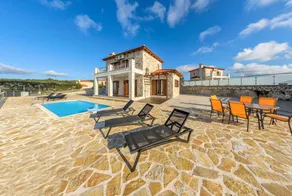 Apartment with BBQ, garden & private pool | Mountain view - Image 3