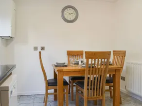 Cottage adapté aux familles avec terrasse et jardin - Image 5