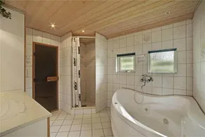 Children-friendly house with sauna, hot tub & BBQ - Image 3