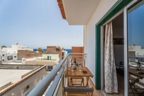 Voll ausgestattetes Ferienhaus mit Terrasse | Bergblick | Strand in der Nähe | Perfekt für die Arbeit von Zuhause - Image 2