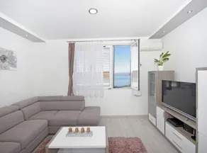 Flat with terrace, hot tub & barbeque | Water view - Image 2
