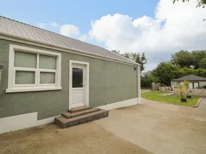 Cottage with jacuzzi, barbeque & garden - Image 3