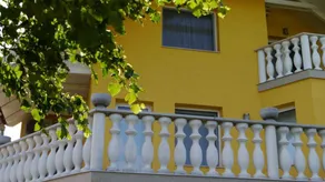 Apartment with terrace & garden - Image 3