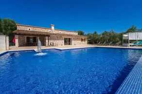 Holiday home with barbecue, garden & terrace - Image 5