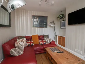 Family-oriented cottage with garden, hot tub & BBQ - Image 4