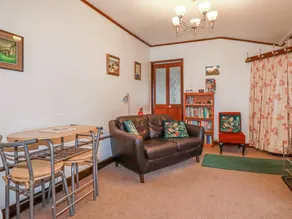 Family-oriented cottage with garden - Image 3