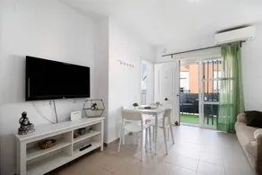 Appartamento con giardino, terrazza e piscina | Vista sul giardino - Image 2