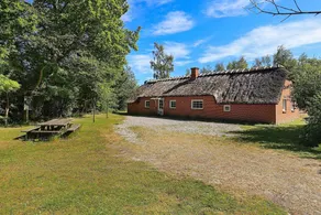 House with pool, terrace & garden - Image 2