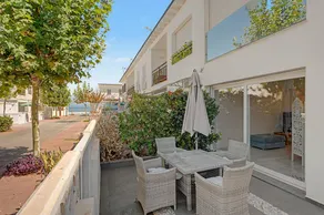 Holiday Home '211 Beach House' with Sea View, Wi-Fi and Air Conditioning - Image 3