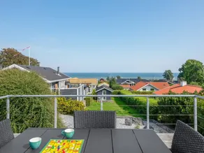 Children-friendly holiday home with sauna & terrace | Sea view | Next to the beach - Image 5