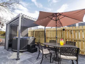 Cottage with garden & hot tub - Image 3