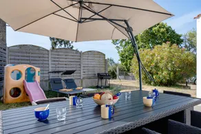 Holiday Home 'L'Estran Qu'Île – Near Beaches' with Terrace, Private Garden & Wi-Fi - Image 3