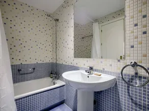 Cozy Apartment with Pool & A/C near the Airport - Image 4