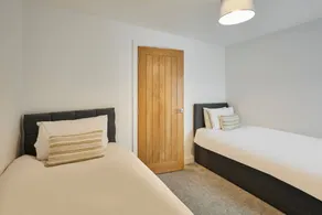 Apartment with garden - Image 5