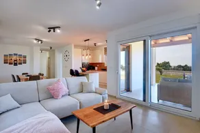 Maison avec jacuzzi, terrasse et piscine - Image 2