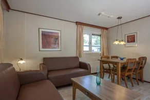 Chalet avec terrasse, jardin et piscine - Image 3