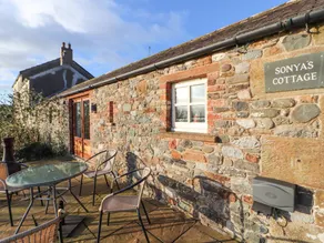 Cottage with hot tub, garden & terrace - Image 4