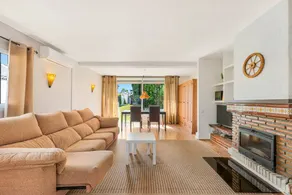 Holiday home with pool & garden - Image 3