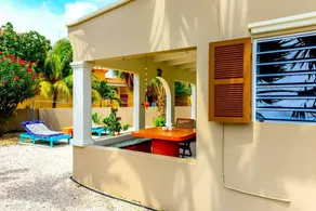 Apartment with garden & pool - Image 4