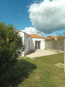 Holiday Home 'L'Estran Qu'Île – Near Beaches' with Terrace, Private Garden & Wi-Fi - Image 2