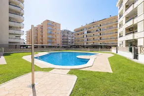 Flat with terrace & pool - Image 2