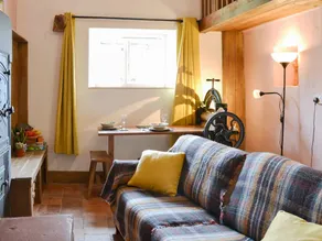 Cottage with garden & hot tub - Image 5