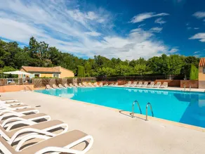 Ferienhaus mit Pool, Terrasse und Garten - Image 2