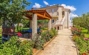 Apartment with barbeque, terrace & garden - Image 3