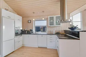 House with hot tub, BBQ & terrace - Image 2
