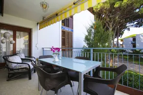 Apartment mit Pool, Terrasse und Garten - Image 2