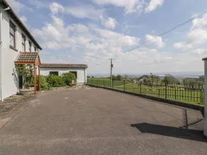Cottage with hot tub & garden - Image 3