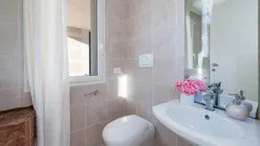 Charmante villa adaptée aux familles avec jardin, terrasse et jacuzzi | Vue piscine | Avec animaux bienvenus - Image 5