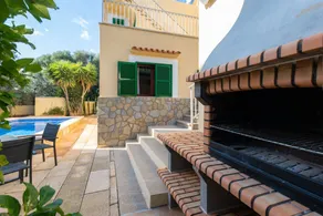 Child-friendly big villa with barbeque, garden & private pool - Image 4