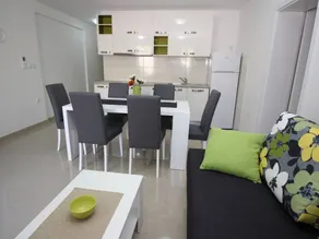 Apartment with barbecue, terrace & pool - Image 4
