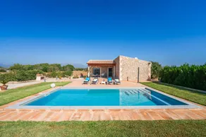 Fully equipped holiday home with private pool, barbeque & terrace - Image 2