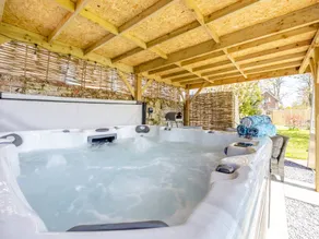Family-friendly cottage with garden, BBQ & jacuzzi | River view | Dogs allowed - Image 2