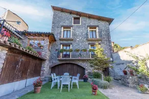 Holiday home with barbeque, garden & pool | River view - Image 4
