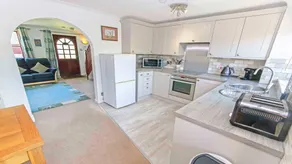 Fully equipped house with garden & barbecue - Image 3