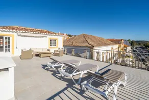 Appartement de vacances convivial et familial avec terrasse, internet haut débit et piscine | Vue ville | Parfait pour le travail à distance - Image 5