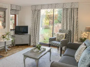 Child-friendly beautiful cottage with garden - Image 4