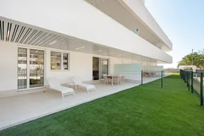 Appartement avec piscine, terrasse et jardin | Vue jardin - Image 3