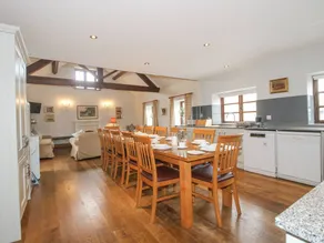 Cottage with garden & pool - Image 5