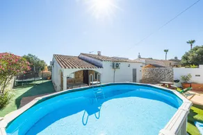Fully equipped holiday home with private pool, garden & barbecue | Garden view - Image 3