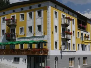 Apartment with terrace - Image 2