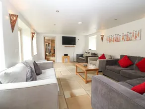 Cottage with jacuzzi & garden - Image 3