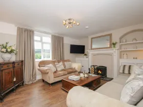 Cottage with hot tub & garden | Beach view - Image 4
