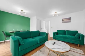 Exquisita casa apropiada para familias con jardín | Perfecta para el trabajo en remoto | Se admiten mascotas - Image 3