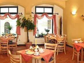 Apartment with garden - Image 5