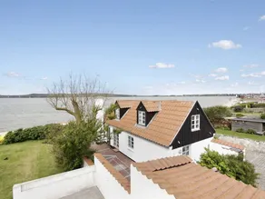 Holiday home with terrace - Image 5