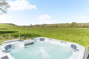 Cottage with garden, jacuzzi & barbeque - Image 2